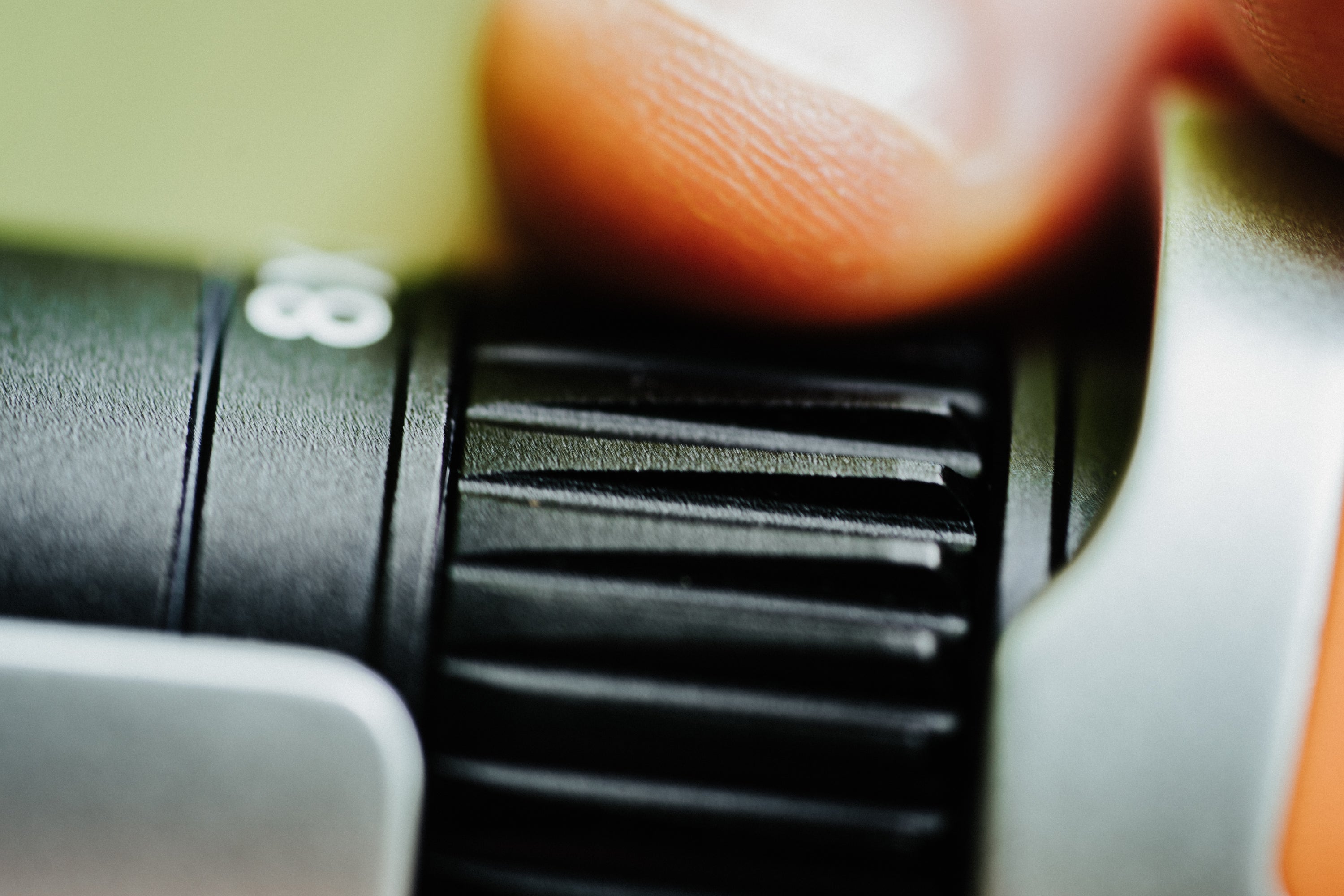 How to adjust the eye cups of a binocular /monocular